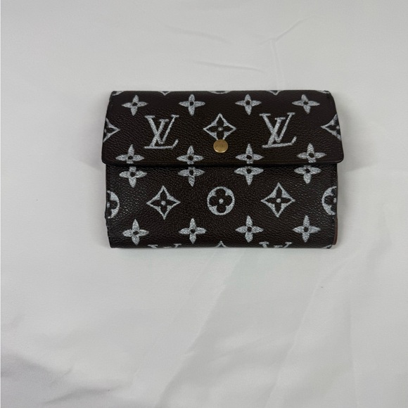 Louis Vuitton Wallet with custom design - Picture 1 of 11